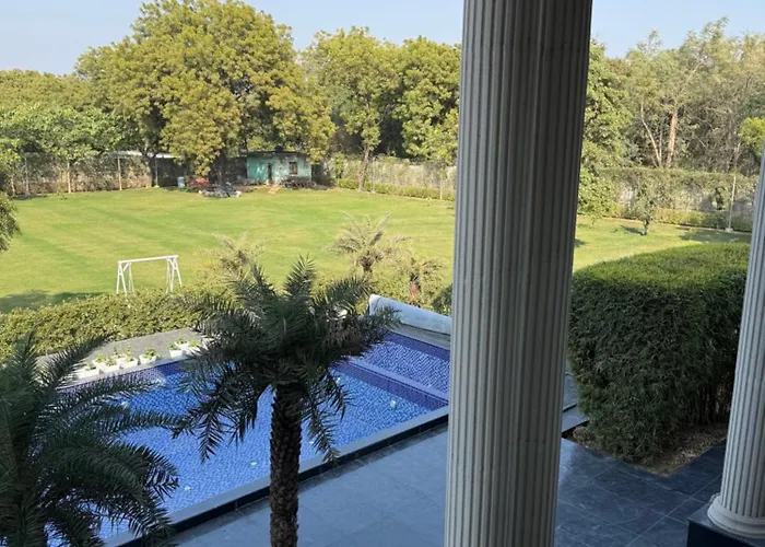 Ultra Luxury 7Bhk Estate I Pool, Grand Lawn And Tubs